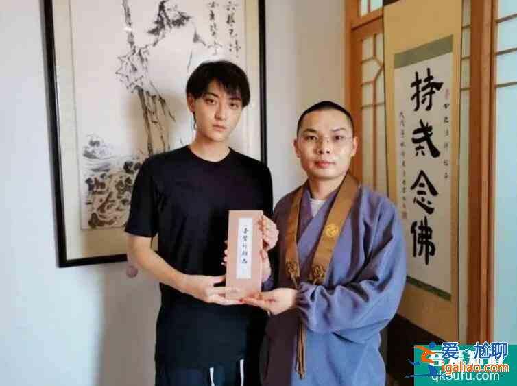 黃子韜曬與僧人合影 兩人共拿普賢行愿品字樣出鏡？