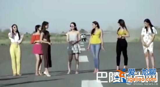 女模在跑道拍片 裙子飛起露丁字褲被看光？