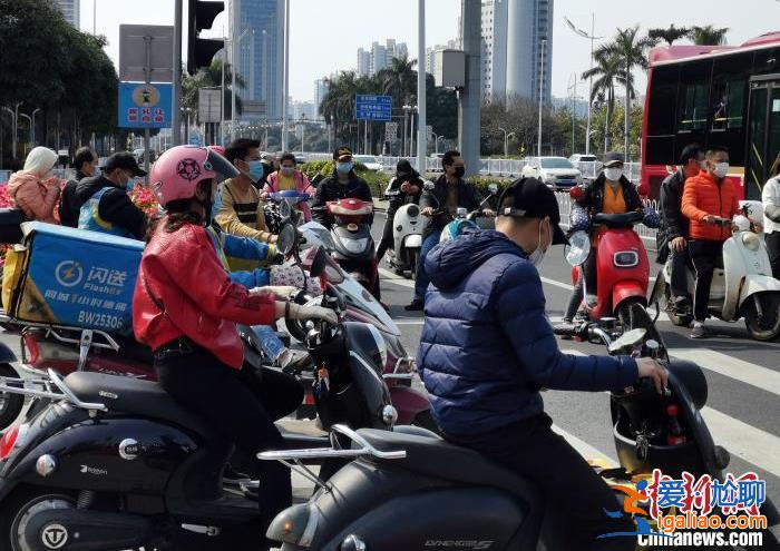 多地明確騎電動自行車須戴頭盔 有城市免費贈送？