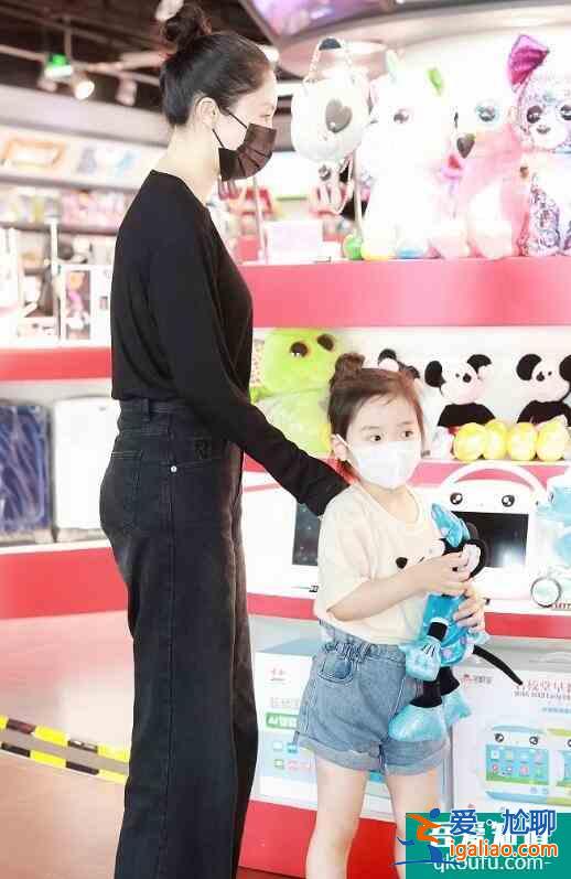 董璇素顏現身 扎丸子皮膚白嫩細膩狀態似少女？