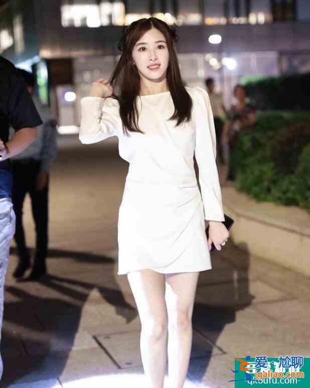 張含韻穿白裙清純動人 全程甜笑似仙女下凡一般？