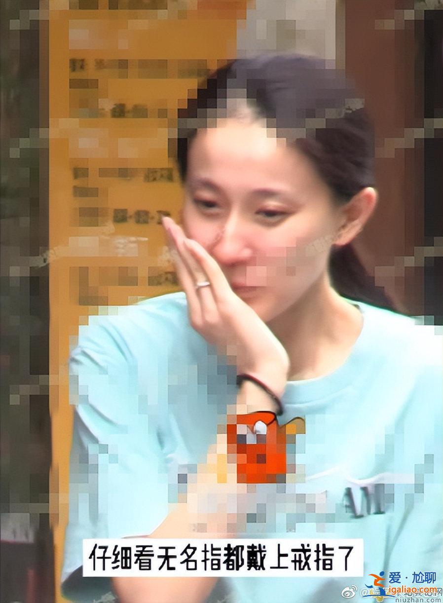 孫楊張豆豆?fàn)渴只乩霞? 張豆豆手上戴著戒指