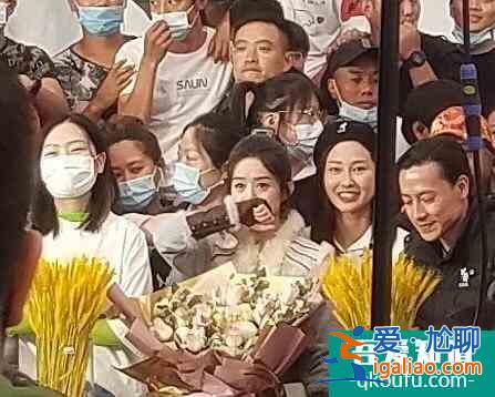 《有翡》正式宣布殺青！趙麗穎現(xiàn)場激動落淚，王一博開心比贊？