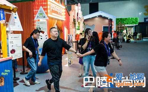 岳云鵬罕見攜妻現身 發文稱思念大學初戀曬照為妻子慶生？