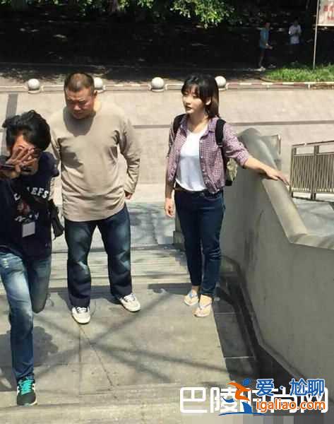 岳云鵬罕見攜妻現身 發文稱思念大學初戀曬照為妻子慶生？