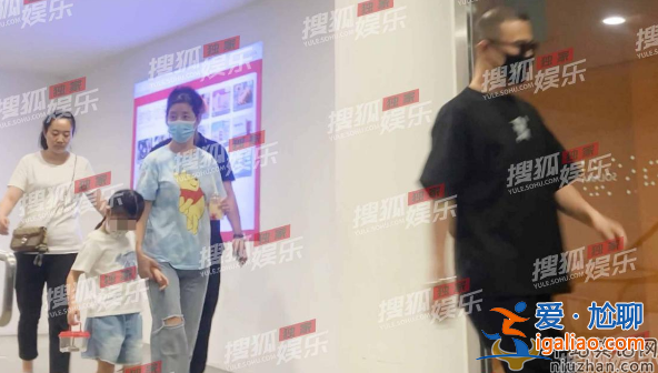 汪峰帶倆女兒逛街 小蘋果腰細腿長似超模 醒醒扎小辮太可愛