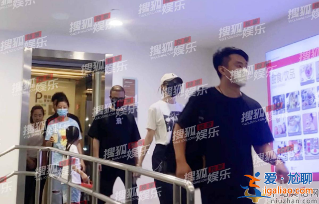 汪峰帶倆女兒逛街 小蘋果腰細腿長似超模 醒醒扎小辮太可愛
