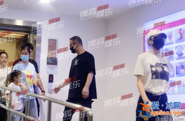 汪峰帶倆女兒逛街 小蘋果腰細腿長似超模 醒醒扎小辮太可愛