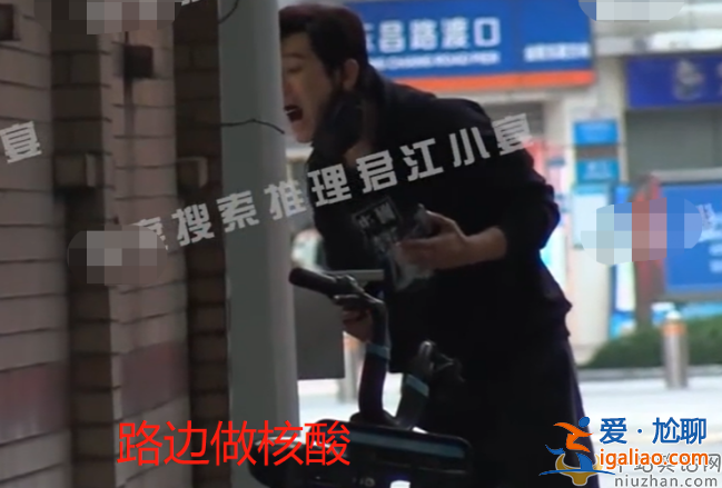 黃曉明接兒子放學(xué)! 與老師熱聊毫無(wú)架子 路邊抱娃畫面太有愛(ài)引一群大媽圍觀