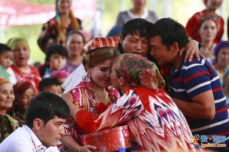 維吾爾族傳統(tǒng)婚禮:新人乘馬車(chē),親友跳舞助興!? 維吾爾族傳統(tǒng)婚禮:新人乘馬車(chē),親友跳舞助興!?