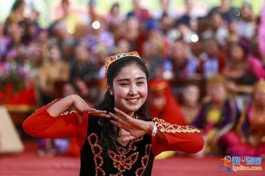 維吾爾族傳統(tǒng)婚禮:新人乘馬車(chē),親友跳舞助興!? 維吾爾族傳統(tǒng)婚禮:新人乘馬車(chē),親友跳舞助興!?