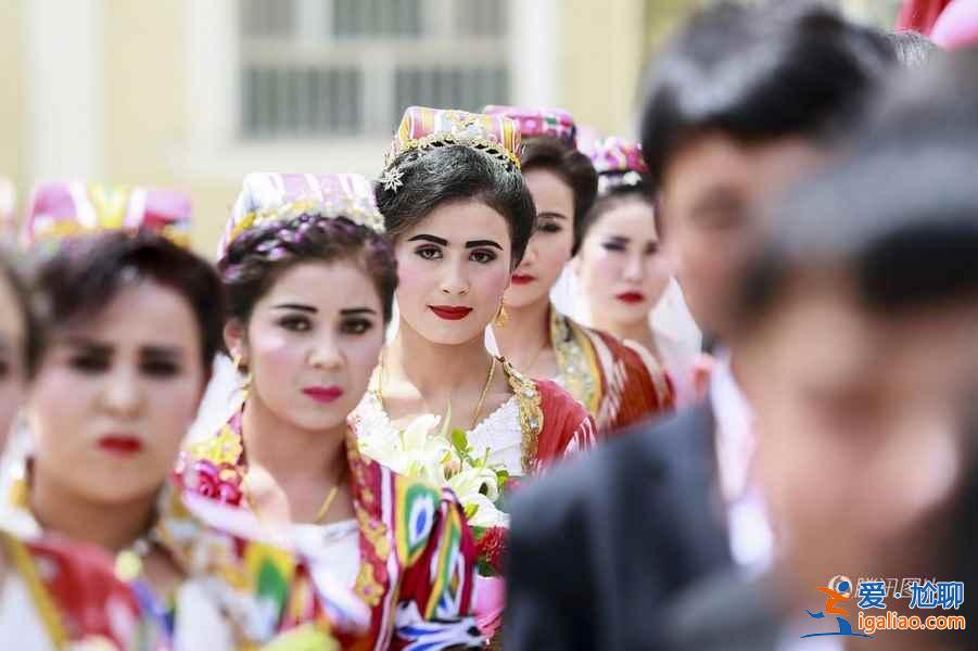 維吾爾族傳統(tǒng)婚禮:新人乘馬車(chē),親友跳舞助興!? 維吾爾族傳統(tǒng)婚禮:新人乘馬車(chē),親友跳舞助興!?