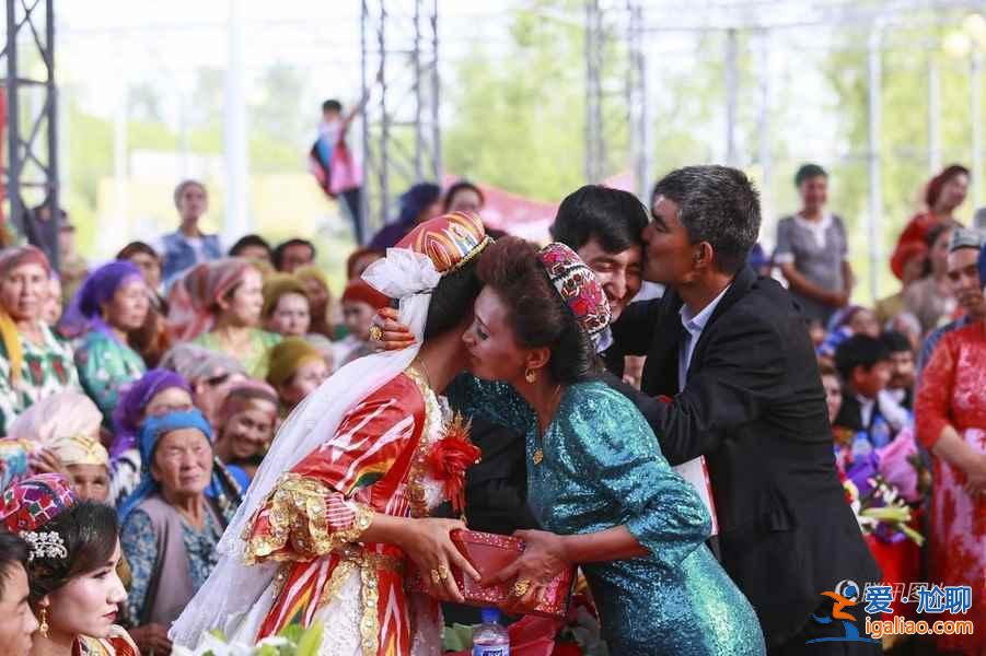維吾爾族傳統(tǒng)婚禮:新人乘馬車(chē),親友跳舞助興!? 維吾爾族傳統(tǒng)婚禮:新人乘馬車(chē),親友跳舞助興!?