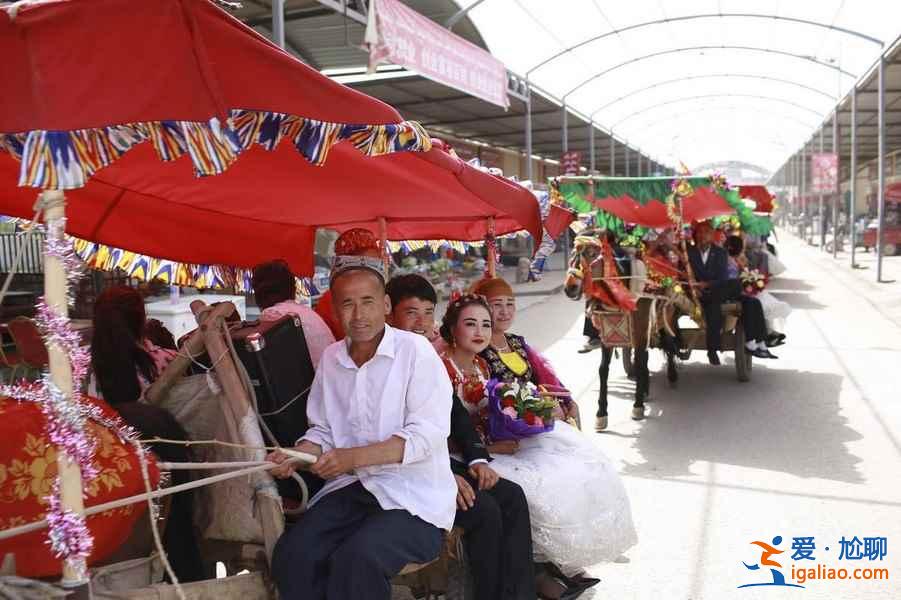 維吾爾族傳統(tǒng)婚禮:新人乘馬車(chē),親友跳舞助興!? 維吾爾族傳統(tǒng)婚禮:新人乘馬車(chē),親友跳舞助興!?