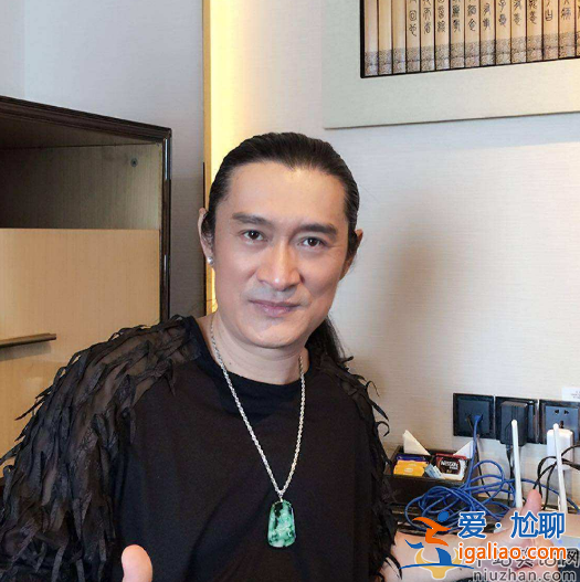 歌手黃安疑似新戀情?與異性當眾熱吻引猜疑 自曝已定居福州