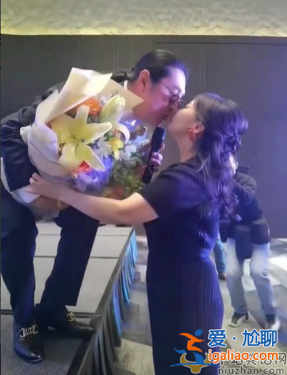 歌手黃安疑似新戀情?與異性當眾熱吻引猜疑 自曝已定居福州