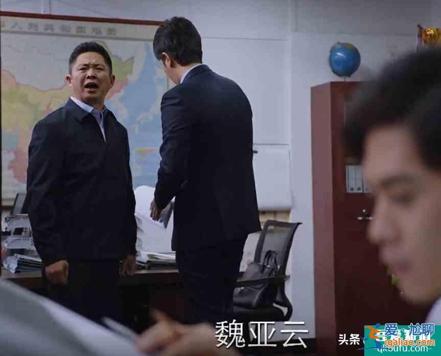 《親愛的自己》最滑稽一幕，上級層層甩鍋，公司只有實習(xí)生干實事？