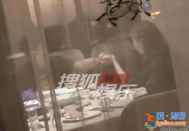 伊能靜回應(yīng)婚變是假的!秦昊與牽手的女子是朋友 直言自己很幸福 伊能靜回應(yīng)婚變是假的!秦昊與牽手的女子是朋友 直言自己很幸福