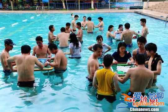 廣東一景區(qū)舉行水上麻將大賽,百余名雀友參賽? 廣東一景區(qū)舉行水上麻將大賽,百余名雀友參賽?