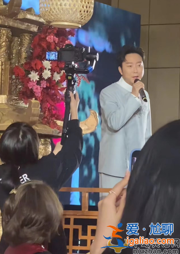 李玉剛近況曝光！參加婚禮選歌不當(dāng)引爭(zhēng)議 打扮正式風(fēng)頭曬過(guò)新郎