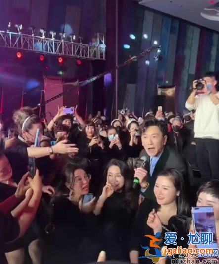 溫兆倫罕見現身商演 對臺下一眾富婆飛吻 美人如云環抱四周太養眼 溫兆倫罕見現身商演 對臺下一眾富婆飛吻 美人如云環抱四周太養眼