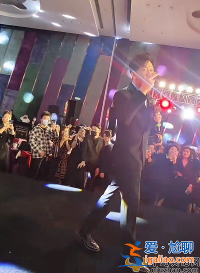 溫兆倫罕見現身商演 對臺下一眾富婆飛吻 美人如云環抱四周太養眼 溫兆倫罕見現身商演 對臺下一眾富婆飛吻 美人如云環抱四周太養眼