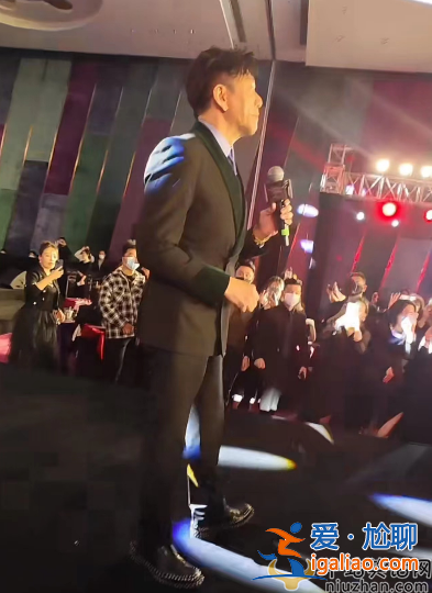 溫兆倫罕見現身商演 對臺下一眾富婆飛吻 美人如云環抱四周太養眼 溫兆倫罕見現身商演 對臺下一眾富婆飛吻 美人如云環抱四周太養眼