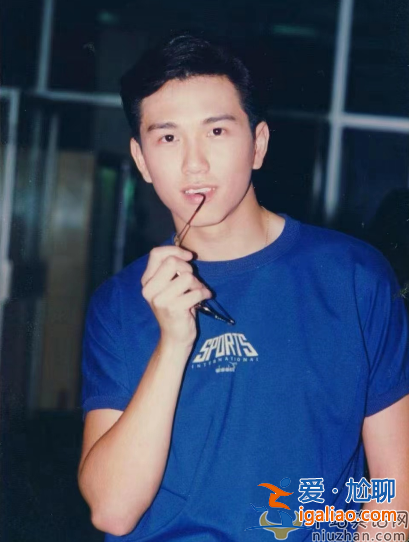 溫兆倫罕見現身商演 對臺下一眾富婆飛吻 美人如云環抱四周太養眼 溫兆倫罕見現身商演 對臺下一眾富婆飛吻 美人如云環抱四周太養眼