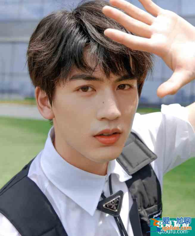 《少女大人》男主張凌赫也是減肥逆襲人生？帥氣臉龐與女主配一臉？