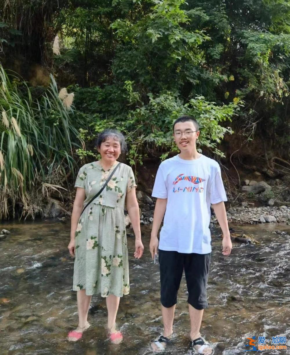 被焦灼、無解、謠言裹挾的雙親？