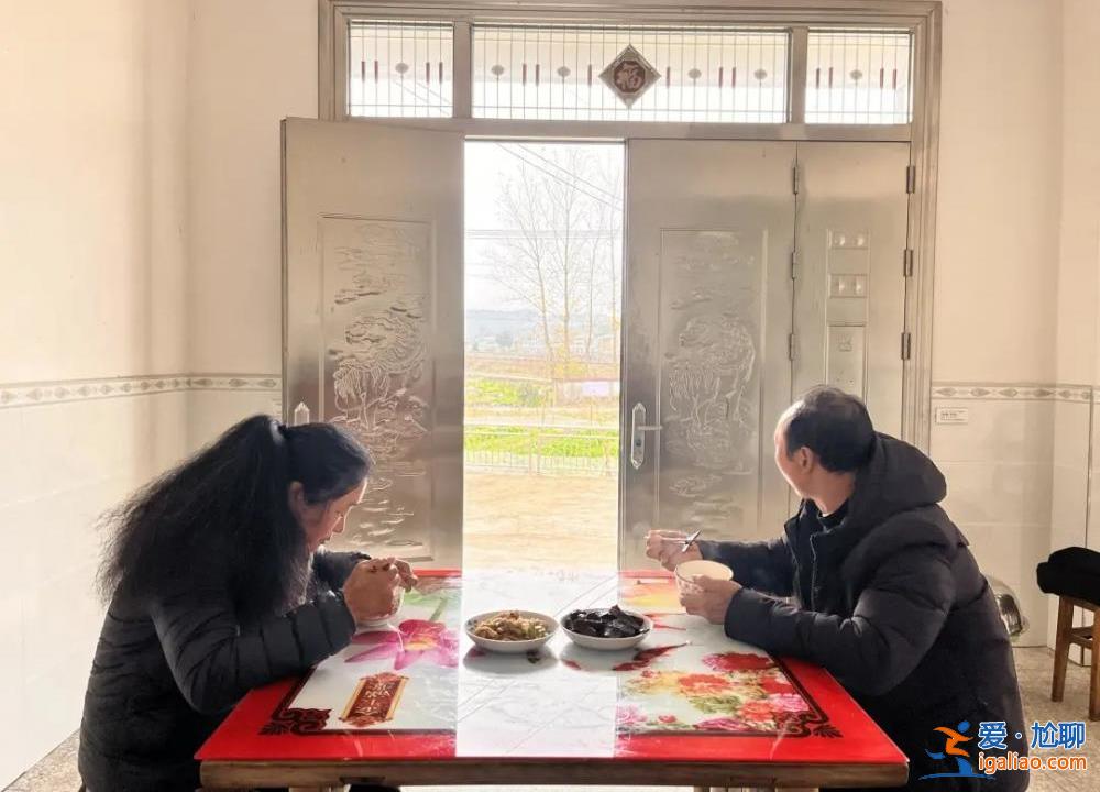 被焦灼、無解、謠言裹挾的雙親？