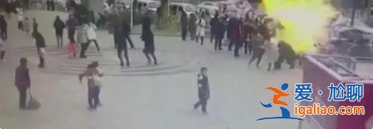 女童拿氣球烤火，突然爆炸燎起巨大火光[大火光]？