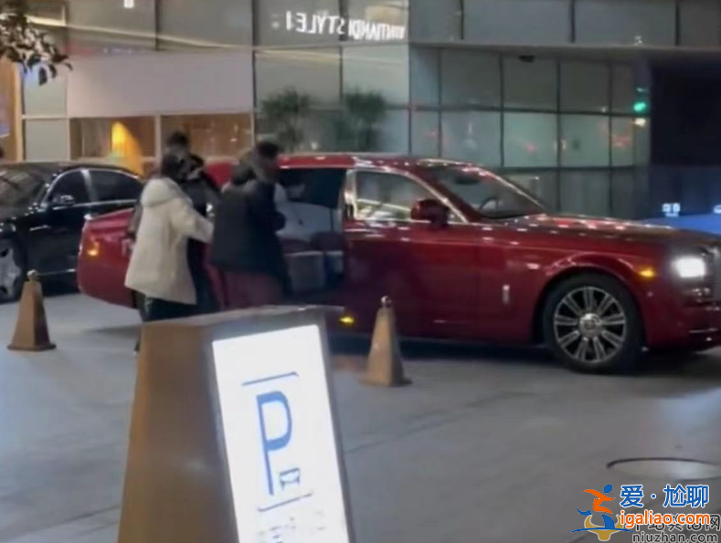 王思聰新戀情曝光!與女友牽手逛街坐豪車回家，現場曝光膩歪甜蜜