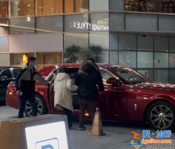 王思聰新戀情曝光!與女友牽手逛街坐豪車回家，現場曝光膩歪甜蜜