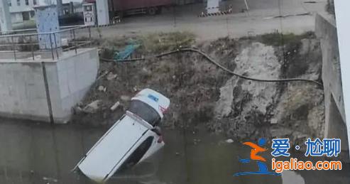 武漢120闖紅燈撞車后被指“見死不救”，，致被撞司機溺亡[見死不救]？