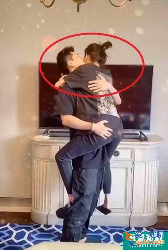 竇驍何超蓮反手抱 兩人互動甜蜜幸福大撒狗糧？