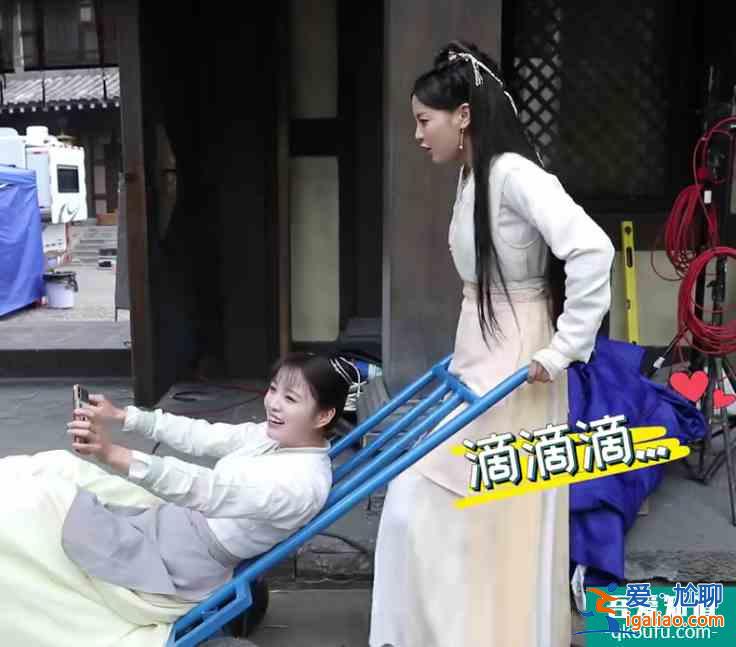 且聽(tīng)鳳鳴：楊超越和徐開(kāi)騁躺床上，兩人的反應(yīng)太有趣，入戲太深？？