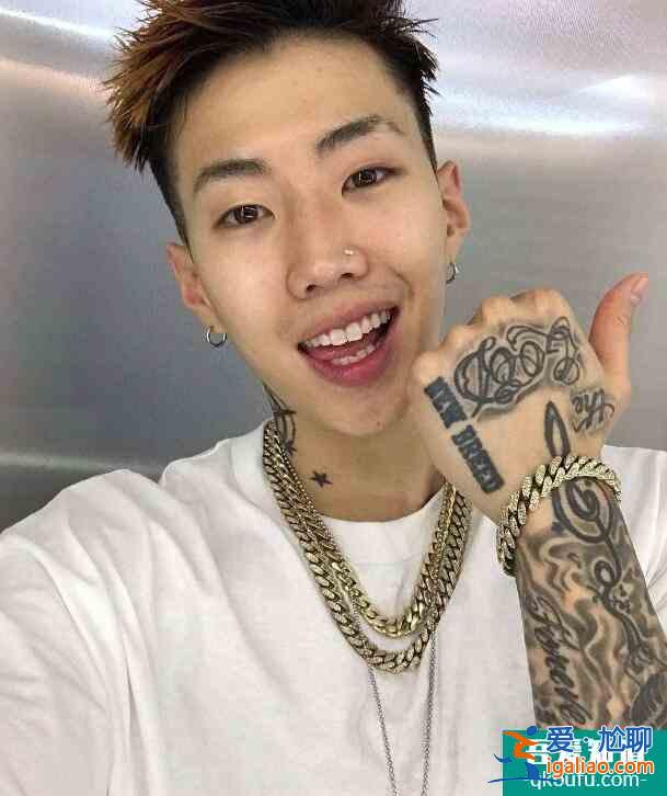 樸宰范中文rap 網(wǎng)友直呼：還是唱韓語(yǔ)或者英文吧？