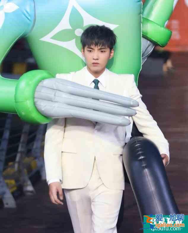 吳亦凡背玩偶走秀 穿聳肩白色西服套裝帥氣呆萌? 吳亦凡背玩偶走秀 穿聳肩白色西服套裝帥氣呆萌?