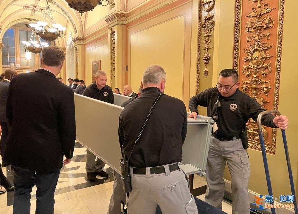 麥卡錫提早搬進議長辦公室后 佩洛西設立的金屬探測器被抬走? 麥卡錫提早搬進議長辦公室后 佩洛西設立的金屬探測器被抬走?