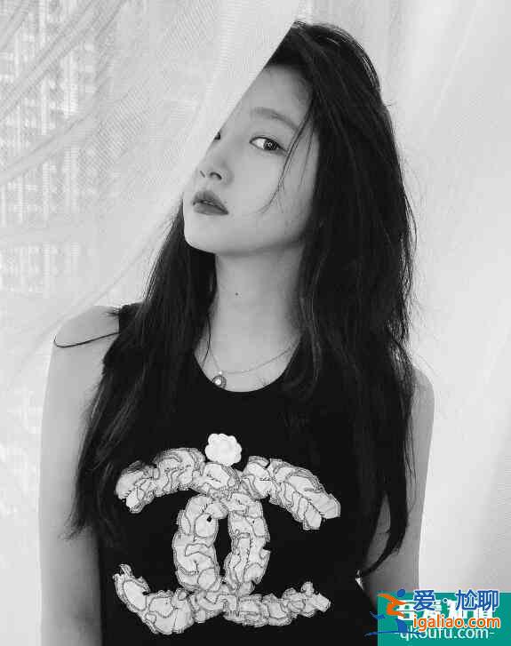 關(guān)曉彤秀腹肌 眼神凌厲高貴冷艷美人感盡顯？