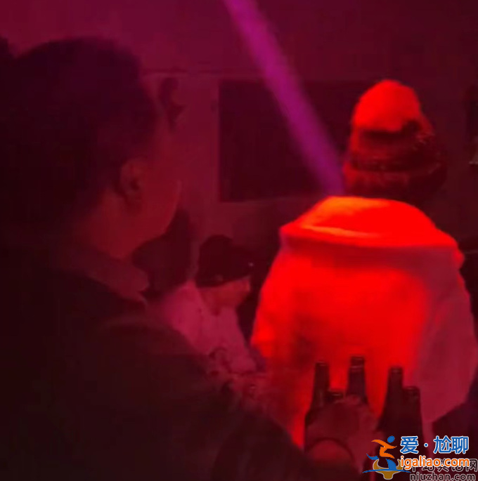 楊穎關(guān)喆現(xiàn)身酒吧!網(wǎng)友爆料兩人關(guān)系非同一般 曾被拍一同去滑雪 楊穎關(guān)喆現(xiàn)身酒吧!網(wǎng)友爆料兩人關(guān)系非同一般 曾被拍一同去滑雪