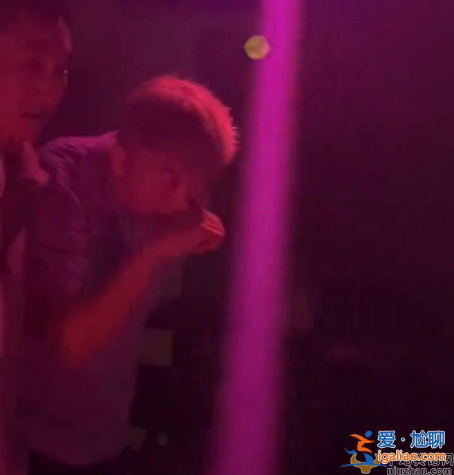 楊穎關(guān)喆現(xiàn)身酒吧!網(wǎng)友爆料兩人關(guān)系非同一般 曾被拍一同去滑雪 楊穎關(guān)喆現(xiàn)身酒吧!網(wǎng)友爆料兩人關(guān)系非同一般 曾被拍一同去滑雪