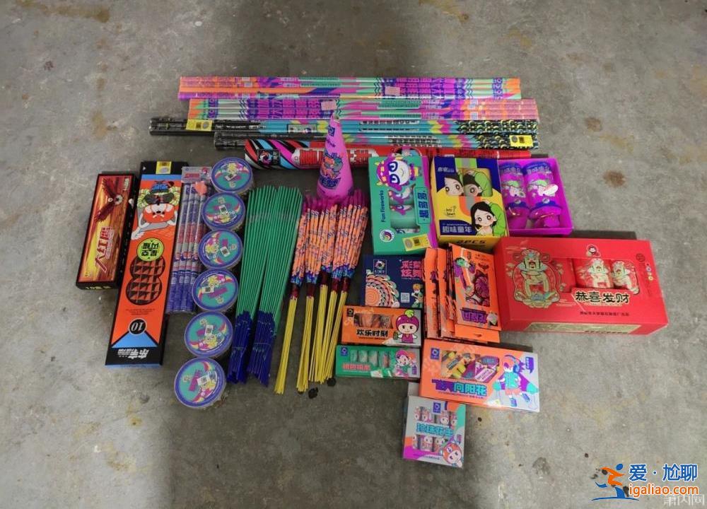 馬路上車停滿銷售點(diǎn)排長隊(duì)!多地調(diào)整煙花燃放政策 有人等不及了? 馬路上車停滿銷售點(diǎn)排長隊(duì)!多地調(diào)整煙花燃放政策 有人等不及了?