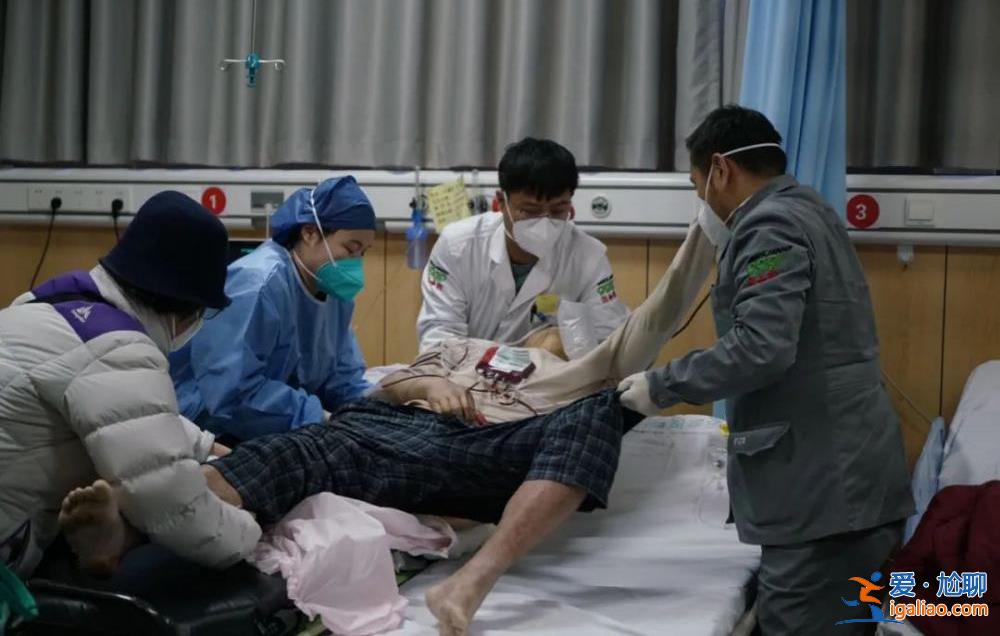 急診人滿為患 醫護帶病救人 “一個干倒再上來一個”? 急診人滿為患 醫護帶病救人 “一個干倒再上來一個”?