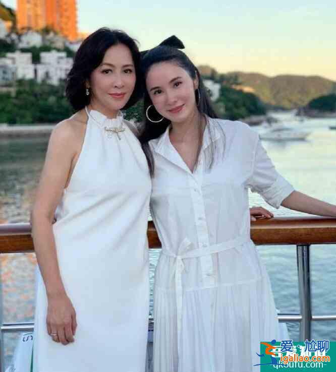 劉嘉玲曬美照狀態(tài)好 戴墨鏡穿白裙御姐風(fēng)滿滿？
