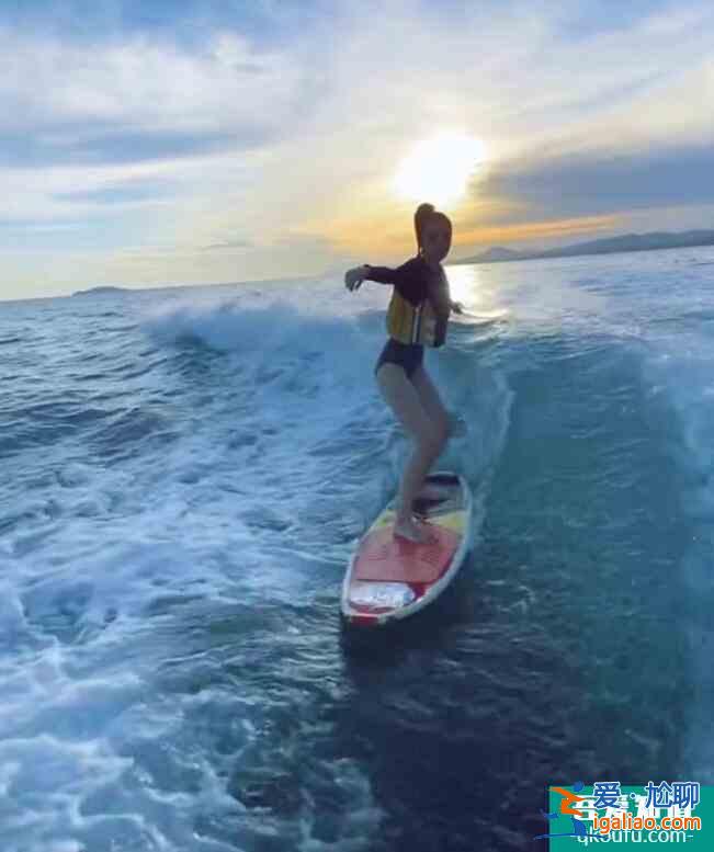 baby曬沖浪視頻 伸開雙臂馳騁海浪之上又颯又美？