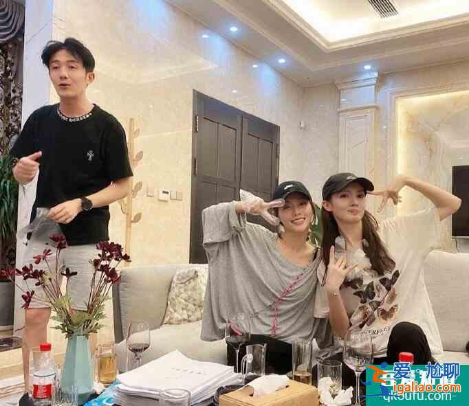 于正曬出深夜聚會照 張嘉倪金晨等藝人同框超養(yǎng)眼？