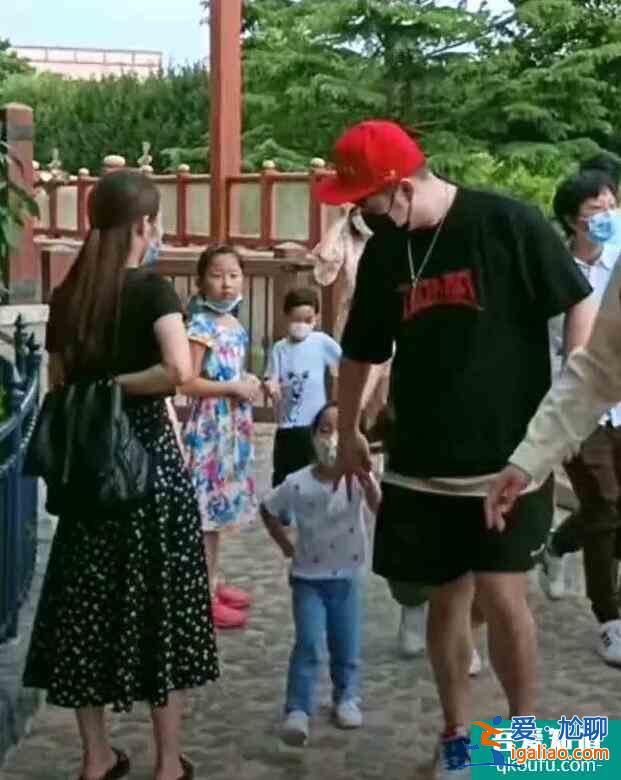 陳赫攜女兒迪士尼游玩 一直強(qiáng)調(diào)不能拍照語(yǔ)氣超暖心？
