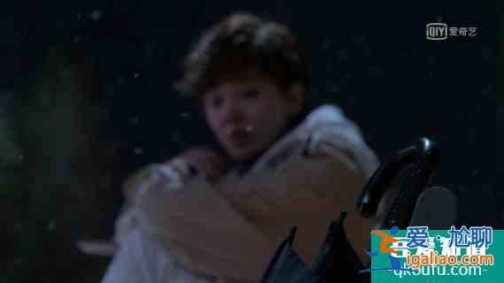 《穿盔甲的少女》開播笑到頭掉，冰甜CP首次KISS太魔性了？